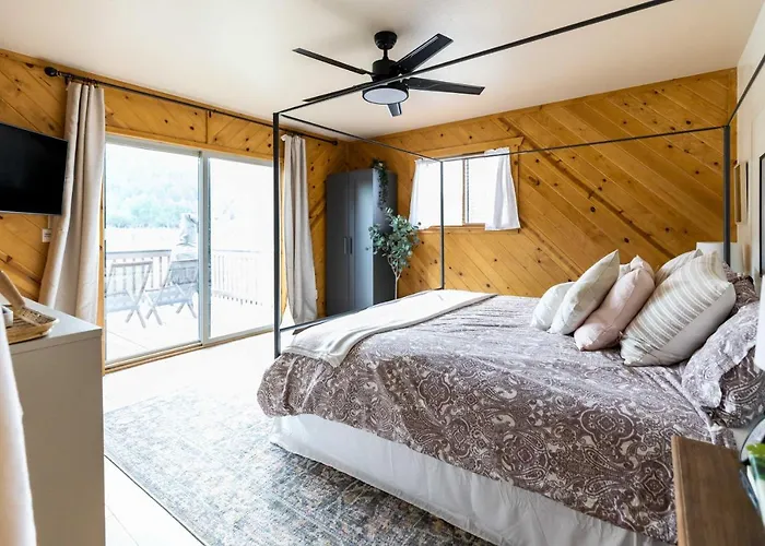 'whispering Hollow Lodge' On Main St! Holiday home