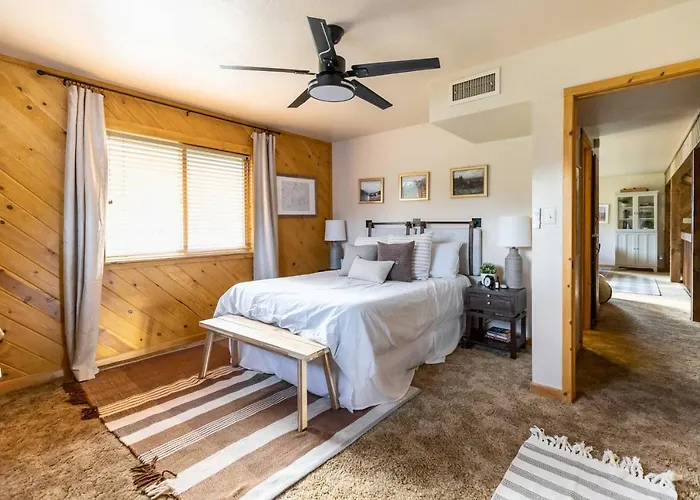 'whispering Hollow Lodge' On Main St! Holiday home