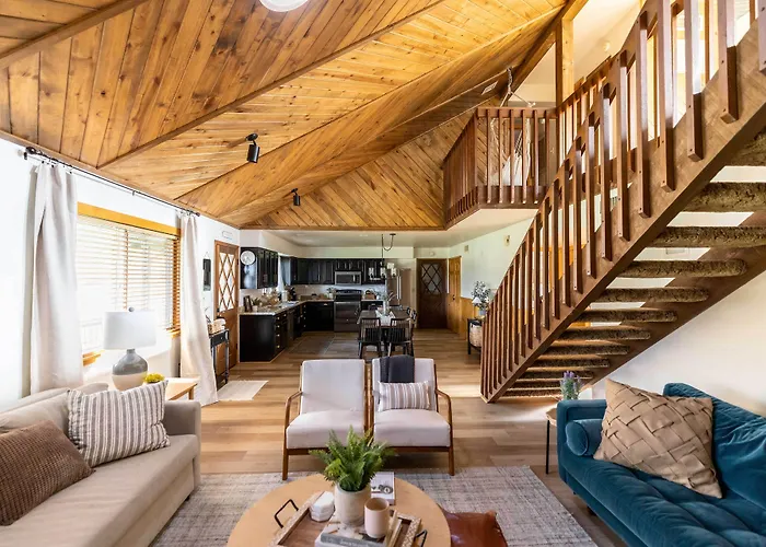 'whispering Hollow Lodge' On Main St! Holiday home