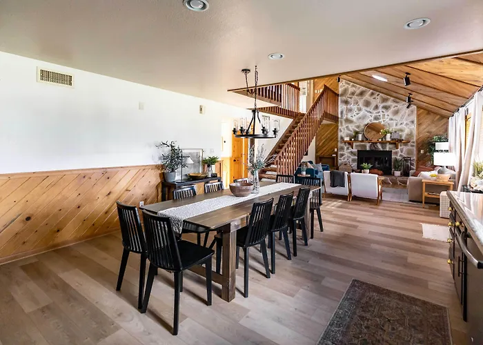 'whispering Hollow Lodge' On Main St! Holiday home