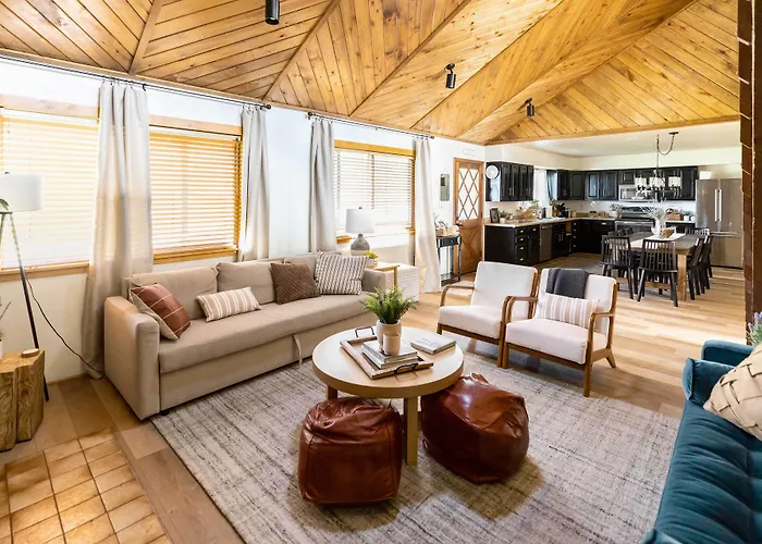'whispering Hollow Lodge' On Main St! Holiday home Greer