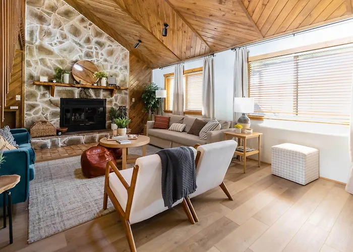 'whispering Hollow Lodge' On Main St! Holiday home Greer