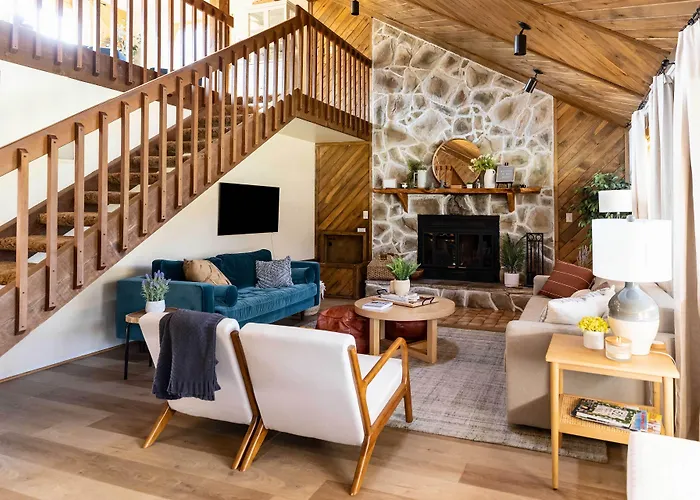 'whispering Hollow Lodge' On Main St! * Greer