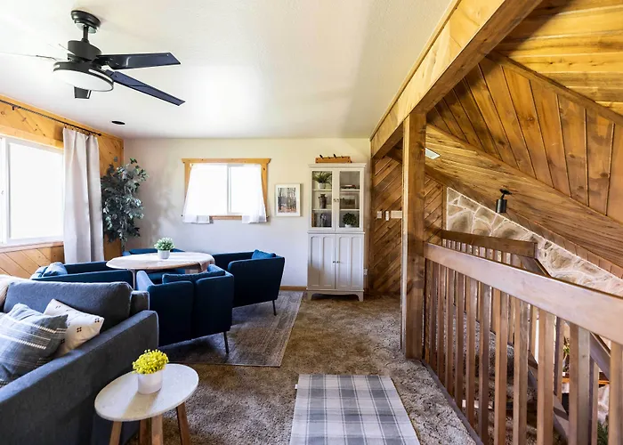 Holiday home 'whispering Hollow Lodge' On Main St!